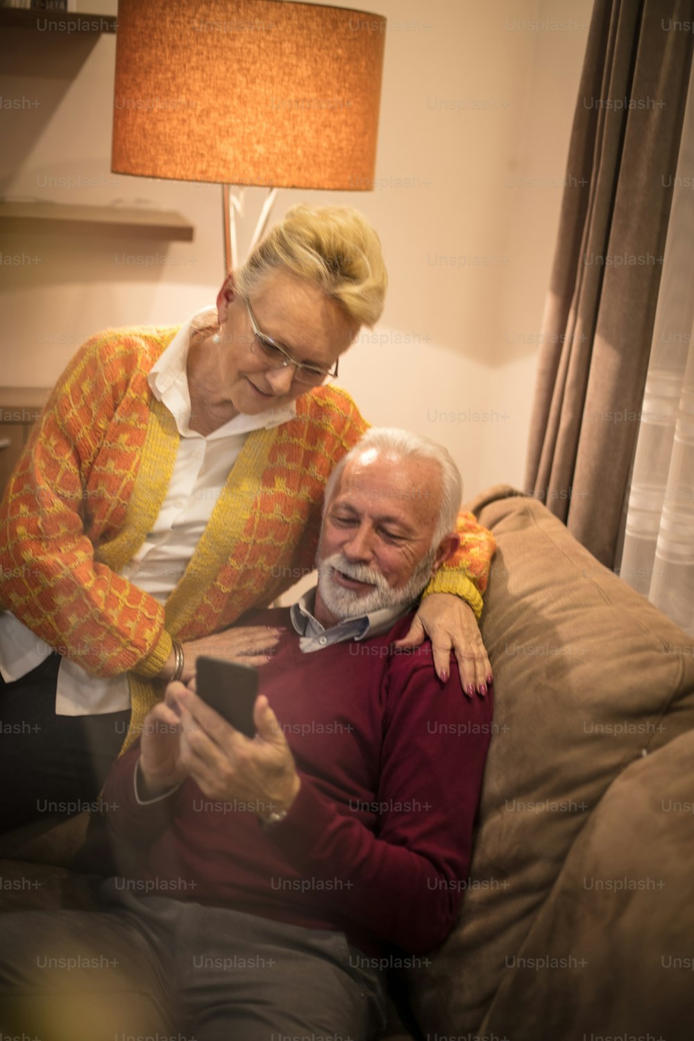 Isso é muito interessante. Casal de idosos usando telefone.
