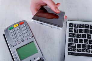Um pagamento de telefone inteligente sem contato está pagando com smartphone
