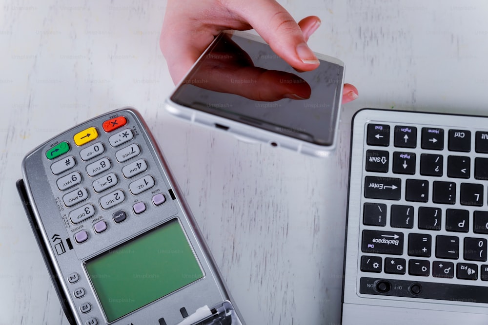 Eine kontaktlose Smartphone-Zahlung ist Bezahlen mit Smartphone