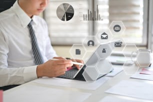 Foto recortada de un hombre de negocios de la foto leyendo un informe financiero en una tableta digital en el lugar de trabajo con icono visual.