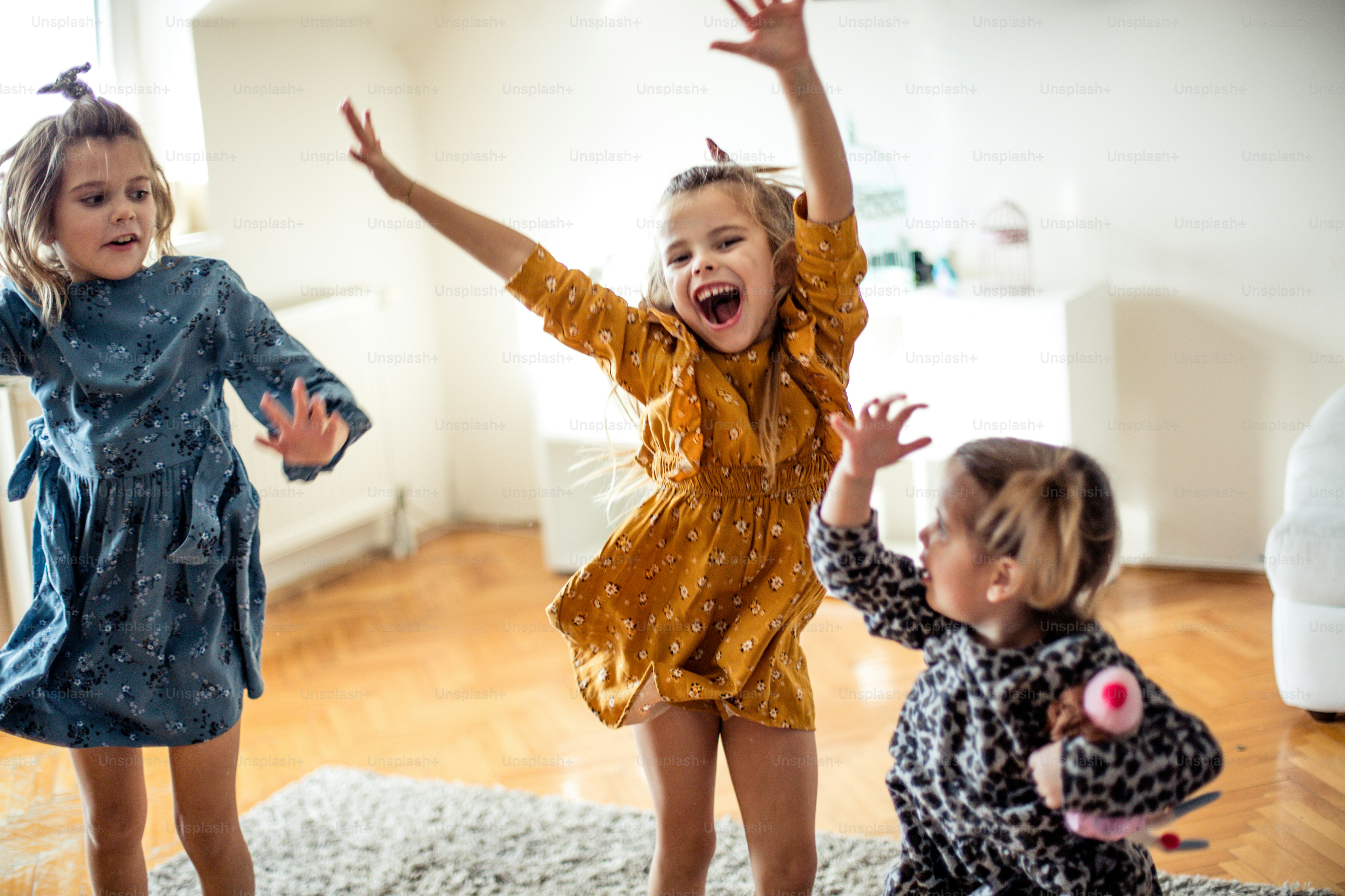 Es ist eine Mädchenzeit. Drei kleine Mädchen haben Spaß zu Hause.