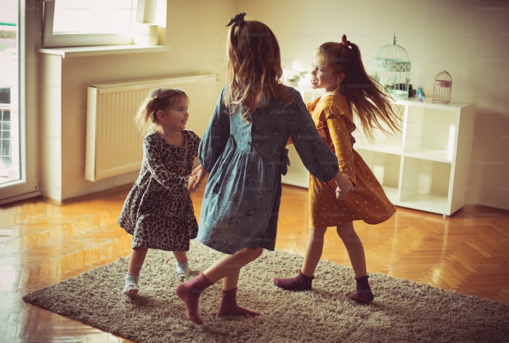 파티하자. 집에서 놀고 있는 세 명의 어린 소녀.