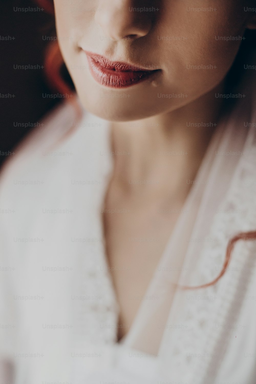 Sinnliches Morgenporträt der Frau, Lippen nah. stilvolle Braut in Seidenrobe posierend. Platz für Text. Rustikale Hochzeitsmorgenvorbereitung zu Hause. Brautvorbereitung Make-up