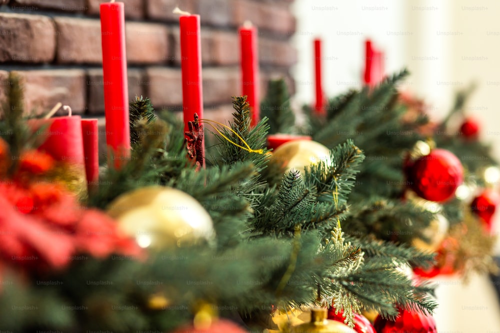 크리스마스 양초. 빨간 양초와 크리스마스 트리에서 놀라운 황금 크리스마스 장식품
