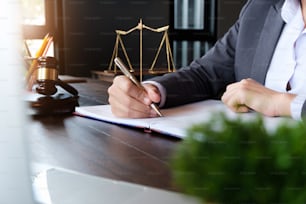 Richterhammer mit Justizanwälten, Geschäftsfrau in Klage oder Anwältin, die an einem Dokument arbeitet. Rechts-, Beratungs- und Justizkonzept.
