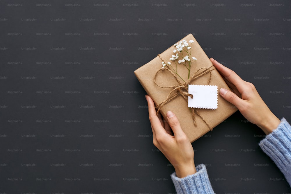 Caja de regalo de cartón marrón abierta con papel triturado