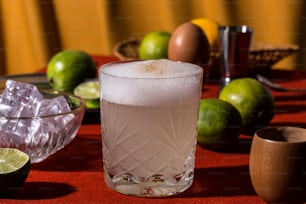 Un bicchiere di cocktail pisco sour
