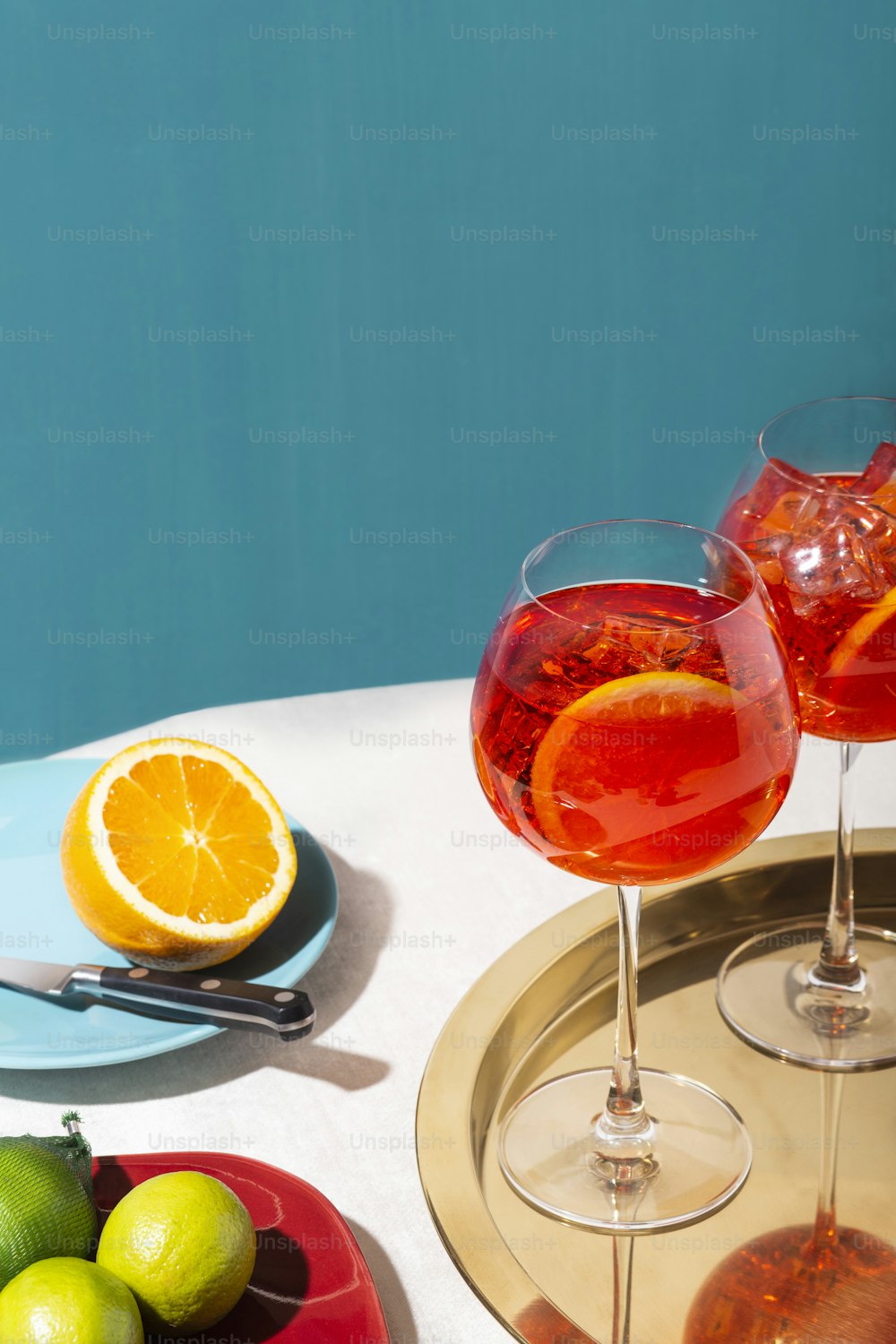 Spritz veneziano, ein IBA-Cocktail, mit Prosecco oder weißem Sekt, Bitter, Soda, Eis und einer Scheibe Orange, in einem Calix auf einem Tisch, Pop-Grafik-Stil
