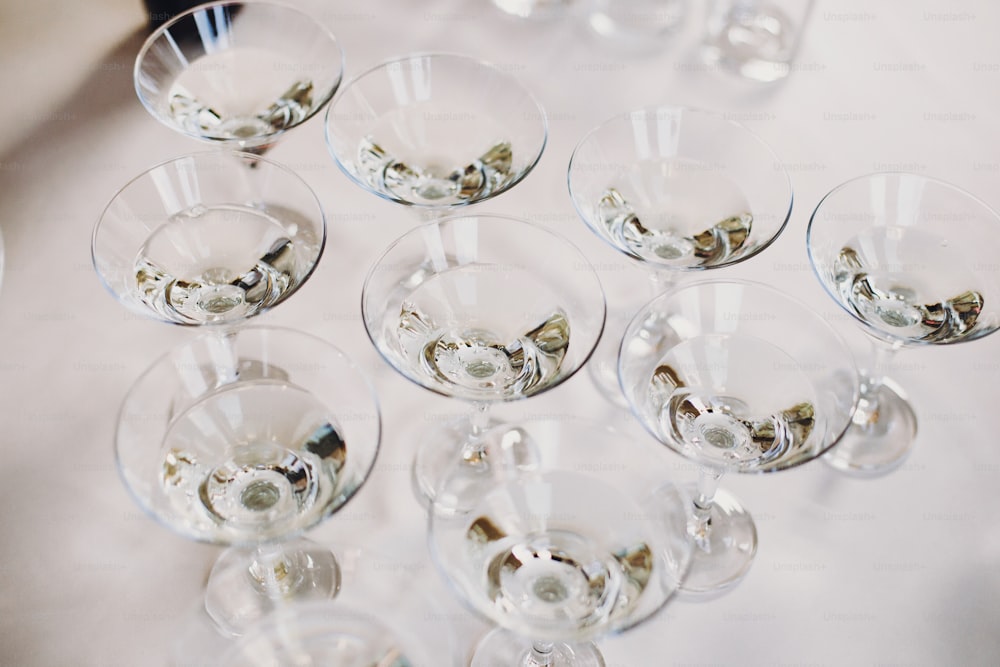 Rangée de Martini sur la table de la fête à la réception de mariage. Le martini se boit dans des verres en cristal au bar à alcool. Fête de Noël et du Nouvel An. Célébrations et concept de fête.