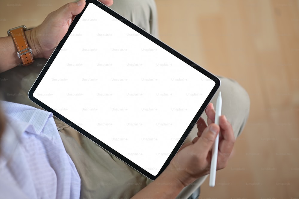 Closeup de mãos masculinas segurando tela em branco tablet de desenho moderno
