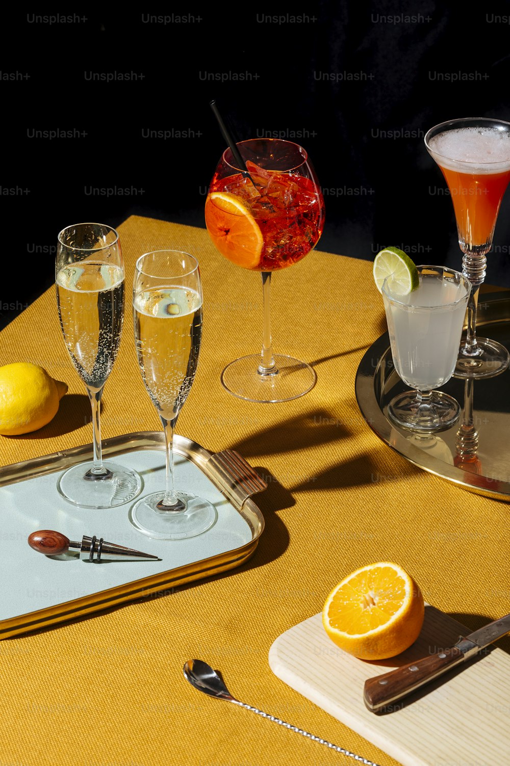 Calici da prosecco e cocktail a base di prosecco: Tintoretto, Spritz Veneziano e Lemon Sherbed. Stile pop contemporaneo