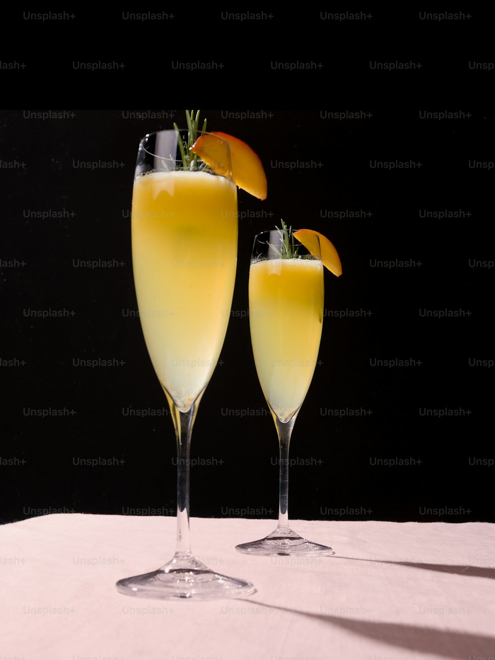Bellini, un cocktail con Prosecco o champagne, pesche bianche e sciroppo di zucchero, in uno stile pop contemporaneo. Sfondo scuro.