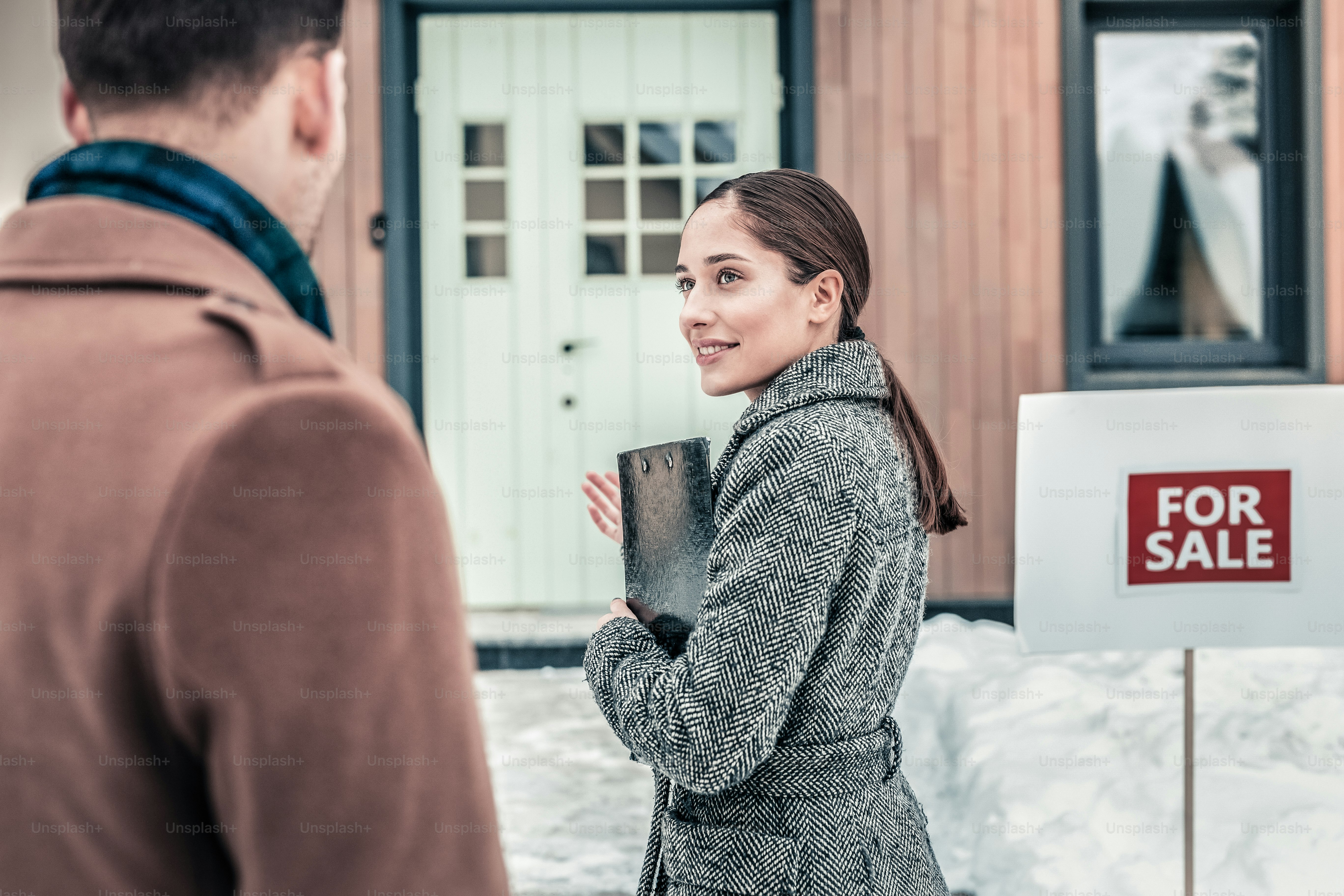 クライアントを招待する。プロの経験豊富な不動産業者は、クライアントを家に入らせて見てもらいます