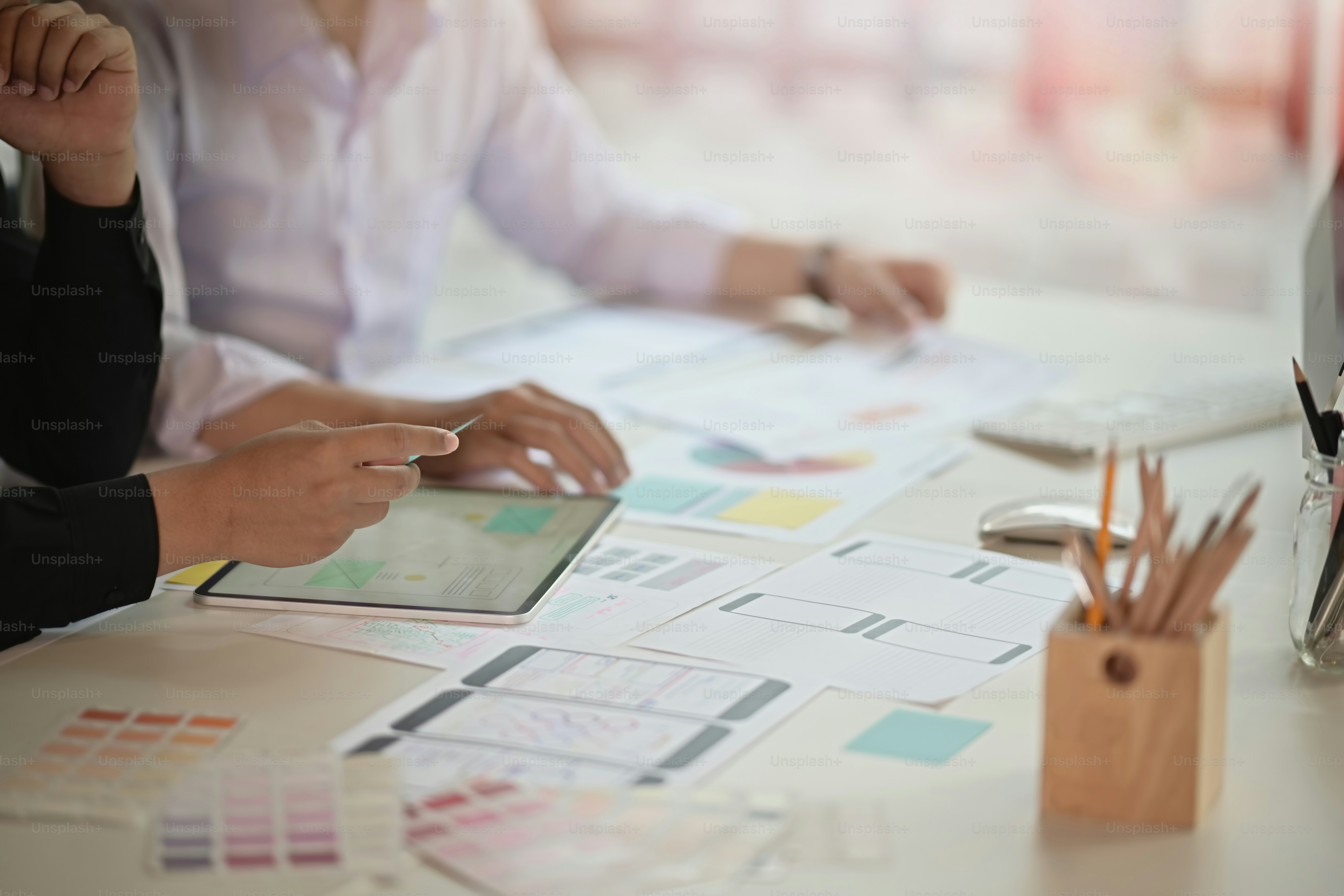 Foto cortada de designers de equipe desenhando o desenvolvimento de aplicativos UX UI do site