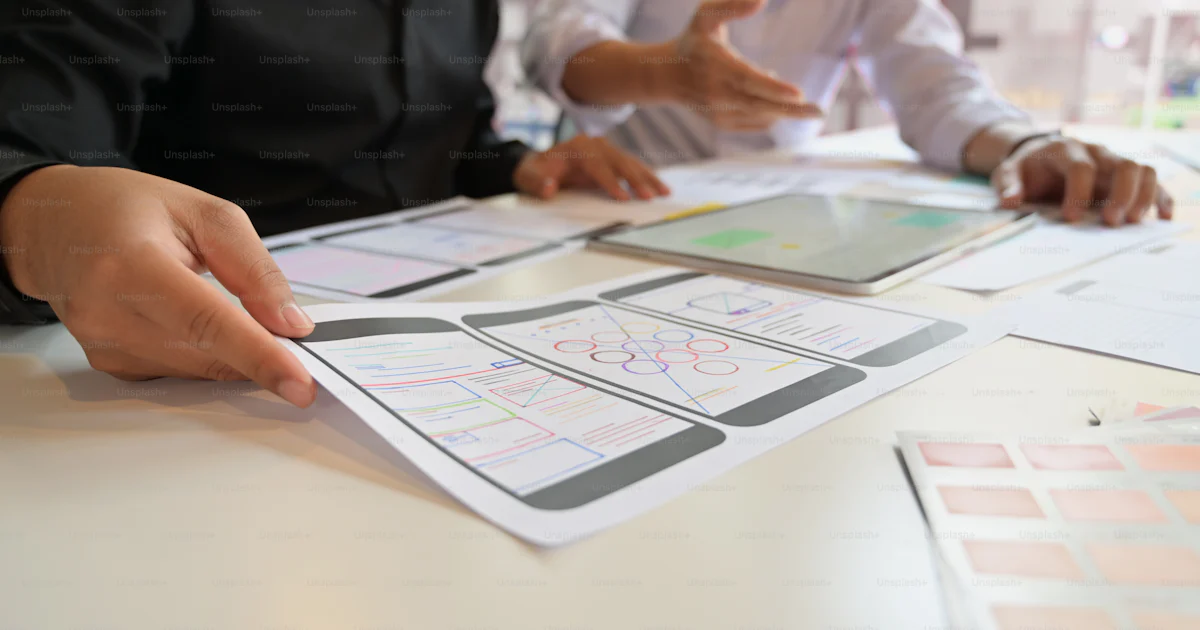 Foto zum Thema UX-Designer-Team mit Tablet entwerfen Wireframe-Web ...