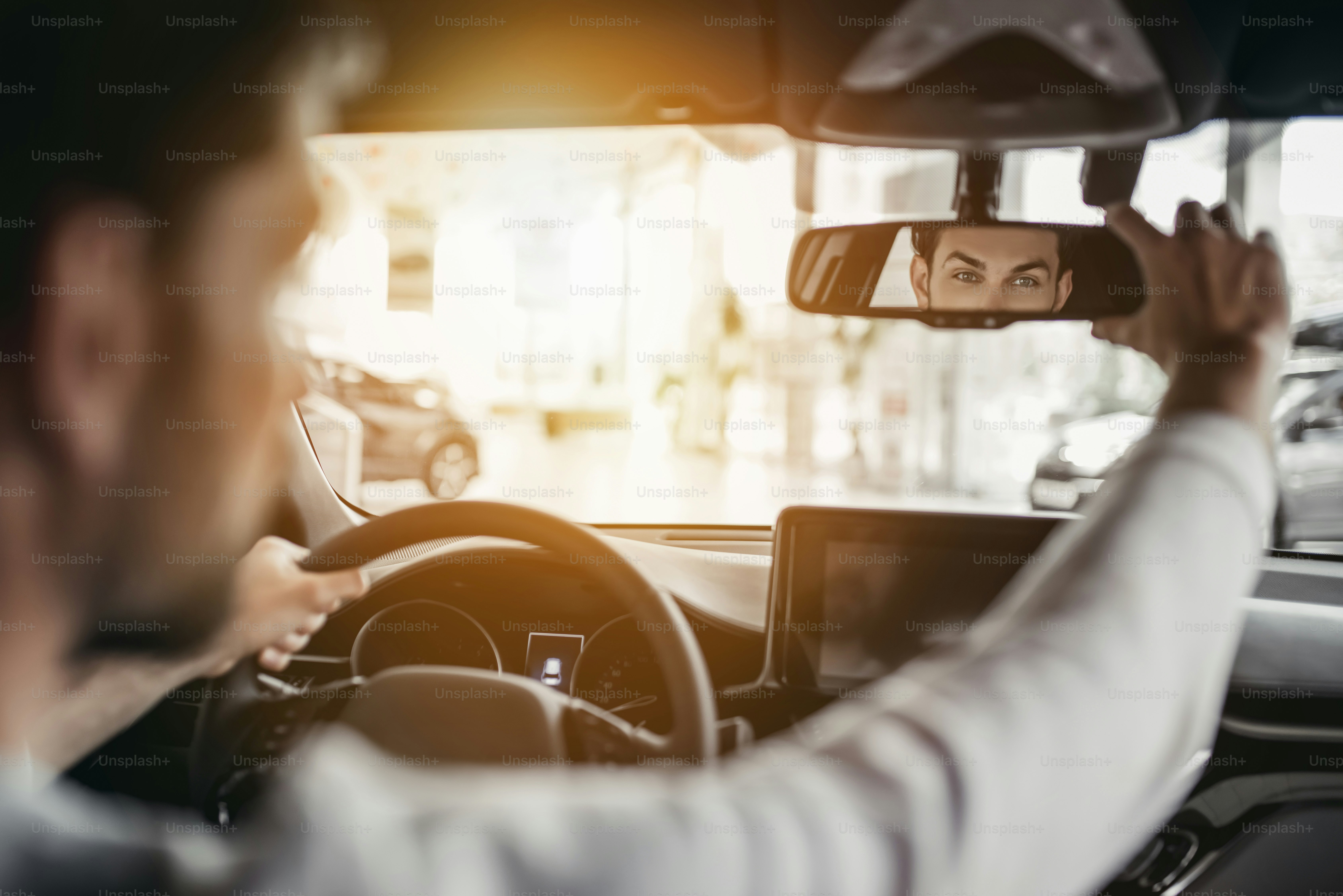 Un joven está eligiendo un vehículo nuevo en un concesionario de automóviles.