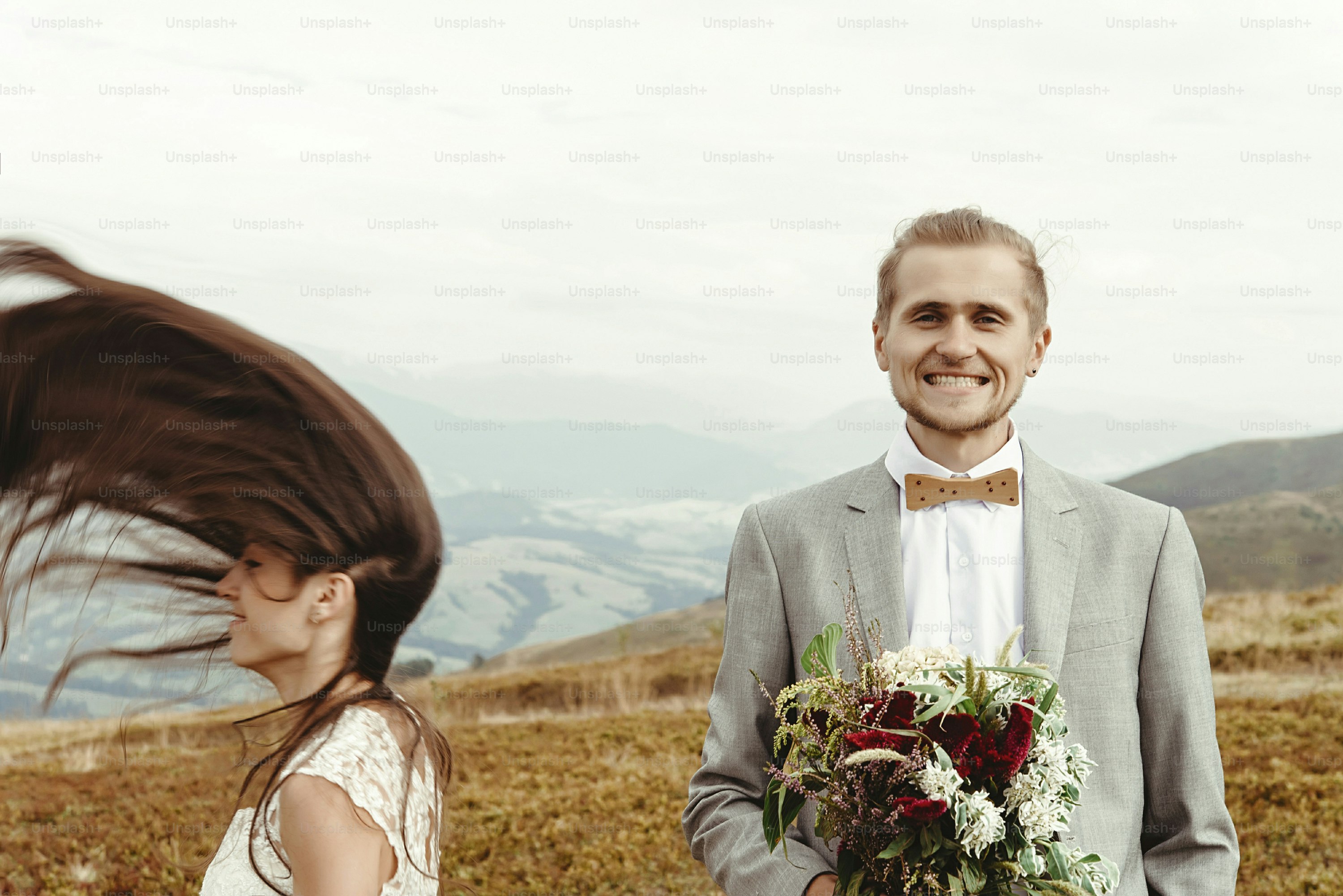 magnifique mariée et élégant marié s’amuser, mariage boho, cérémonie de luxe à la montagne