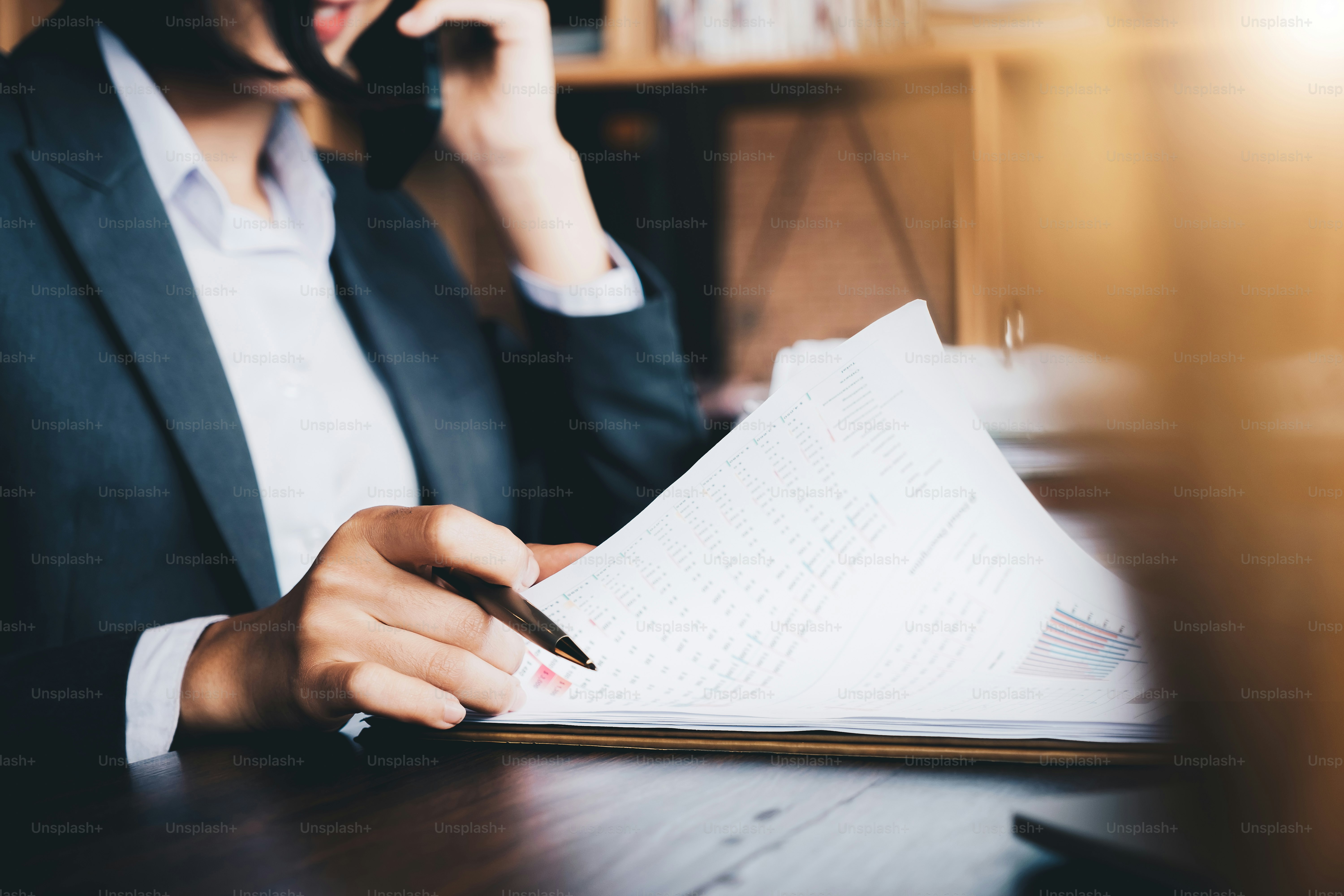Konsultan investasi wanita bisnis menganalisis laporan keuangan tahunan perusahaan laporan neraca bekerja dengan grafik dokumen. Gambaran konsep bisnis, pasar, kantor, pajak