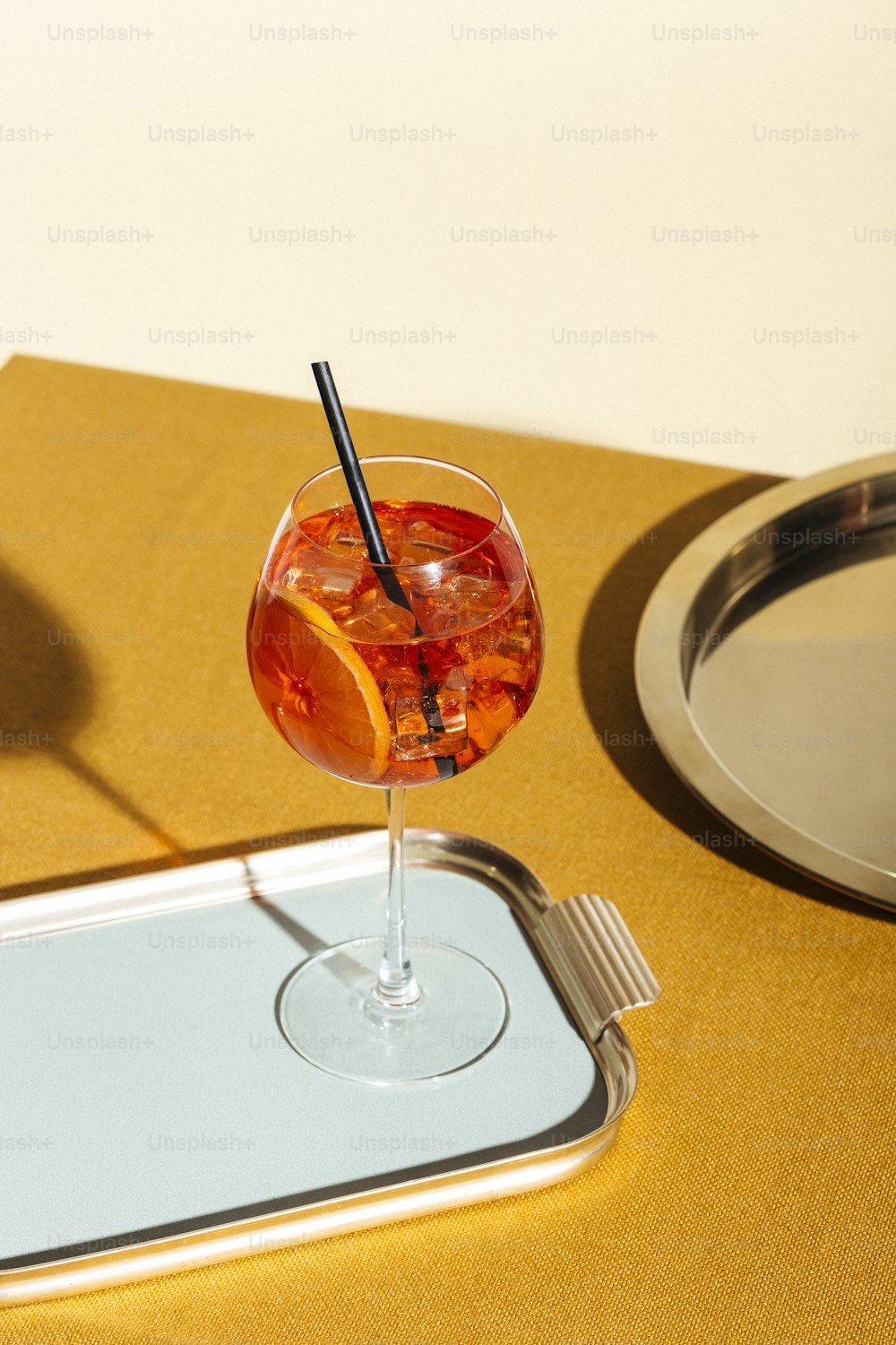 Spritz veneziano, un cocktail da aperitivo con Prosecco o spumante bianco, bitter, soda, ghiaccio e una fetta d'arancia, in un calix su un tavolo, stile grafico pop