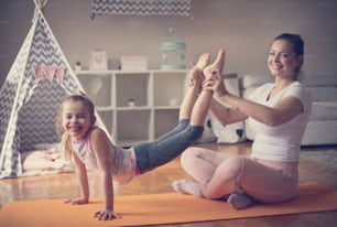 Gymnastik ist mein Hobby. Mutter und Tochter arbeiten Übung.