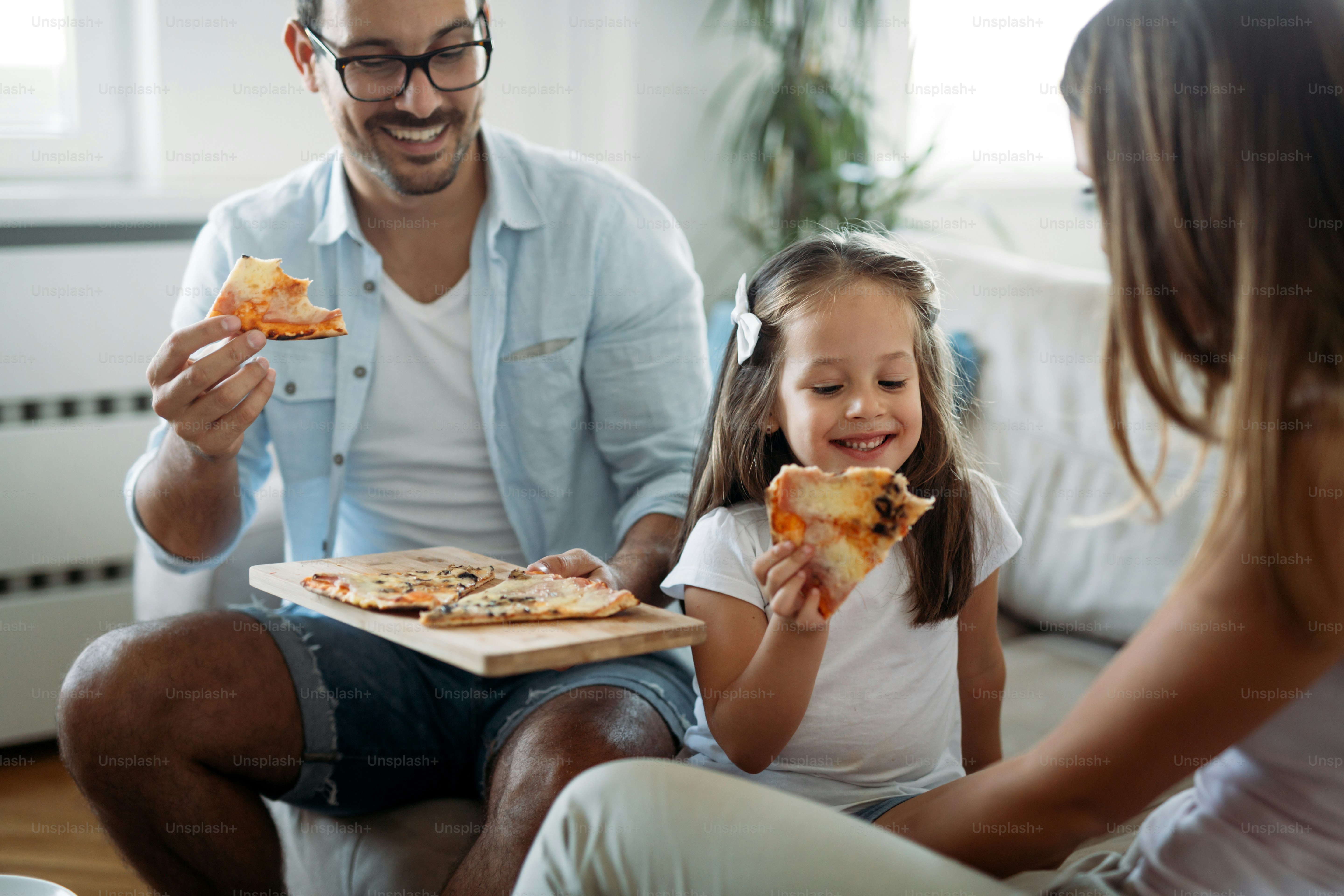Familia compartiendo pizza