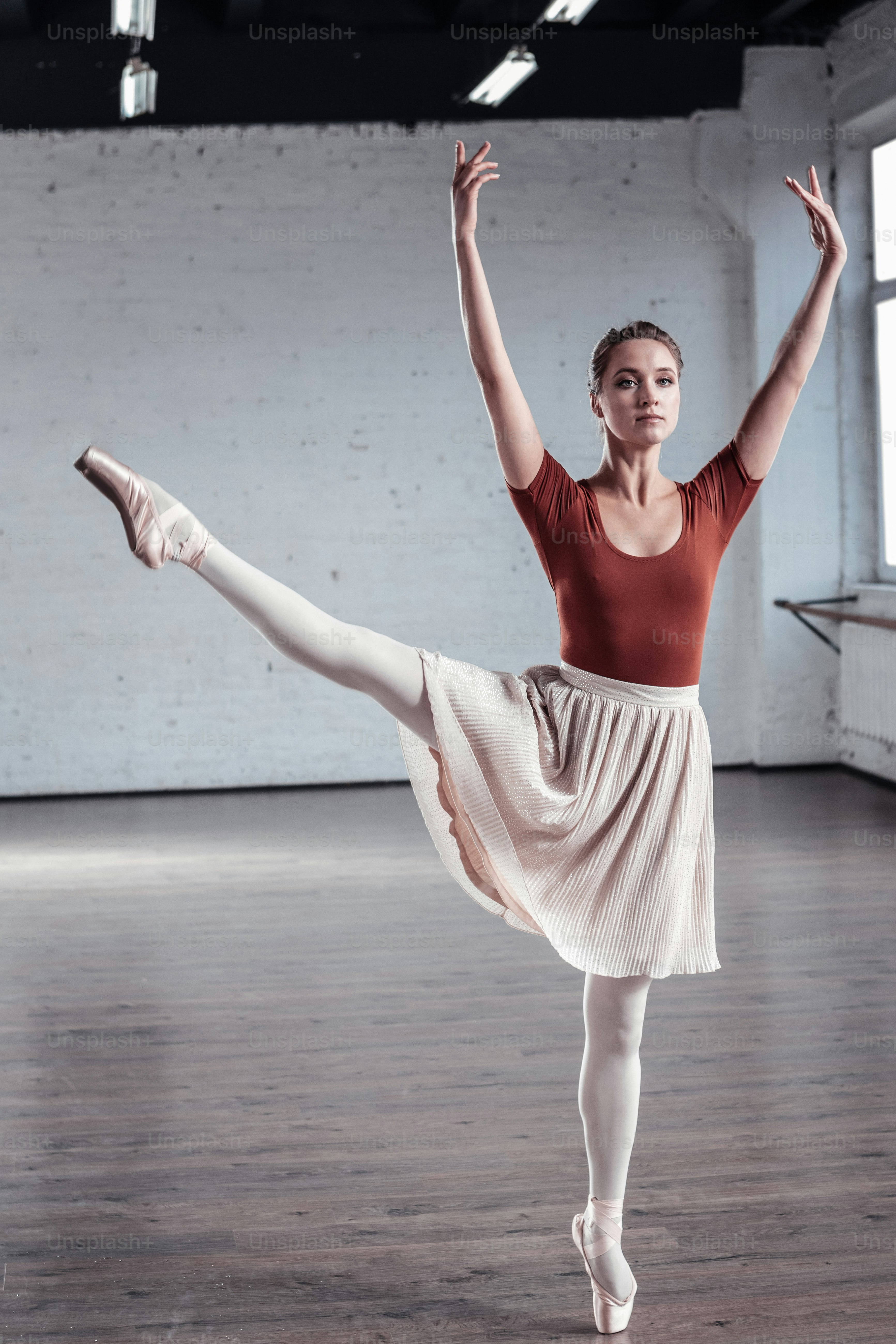 Es muy bonita. Mujer agradable y atractiva que te muestra el baile mientras trabajas como bailarina