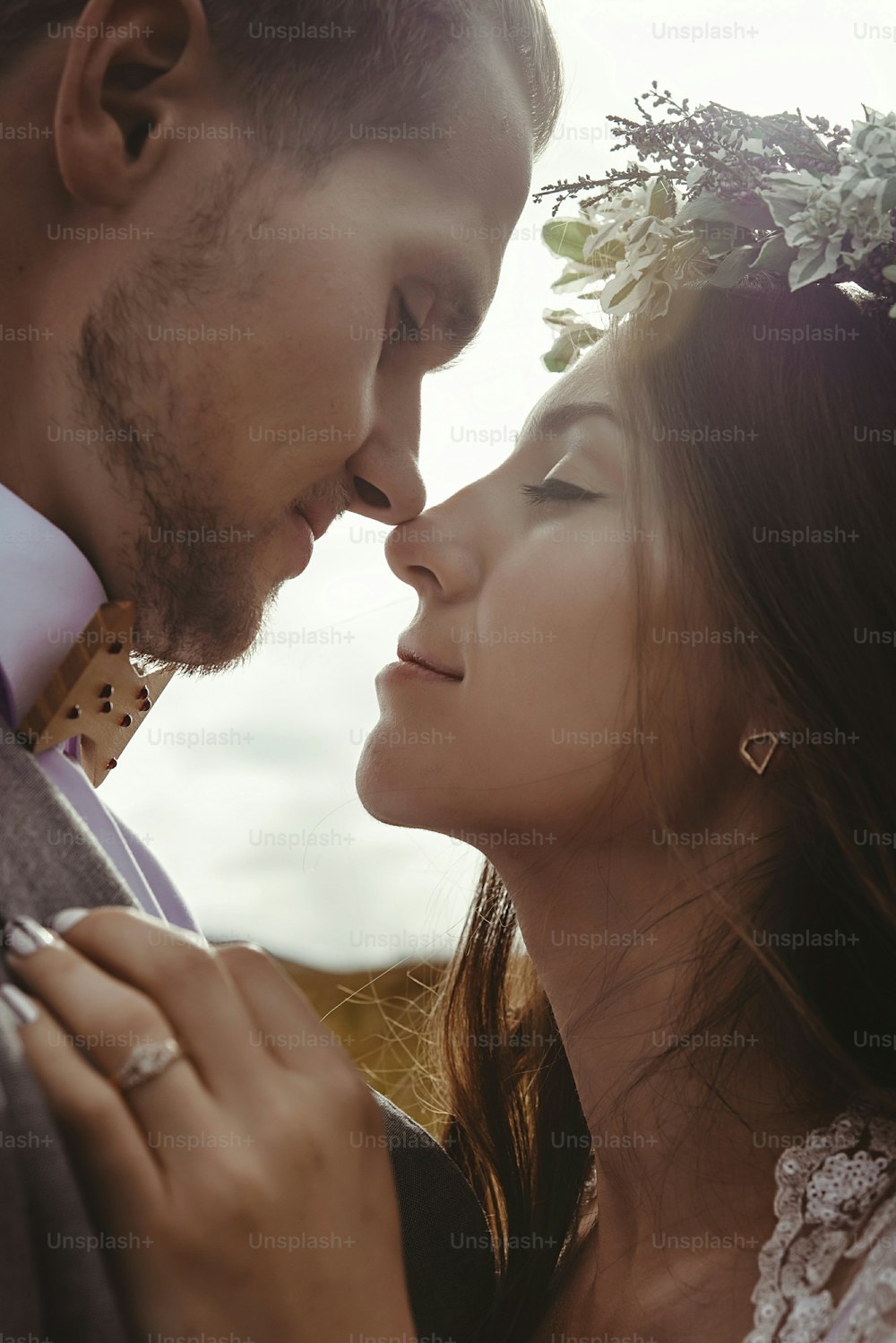 noiva e noivo lindos felizes beijando à luz do sol, momento perfeito sensual, casal boho, cerimônia de luxo nas montanhas