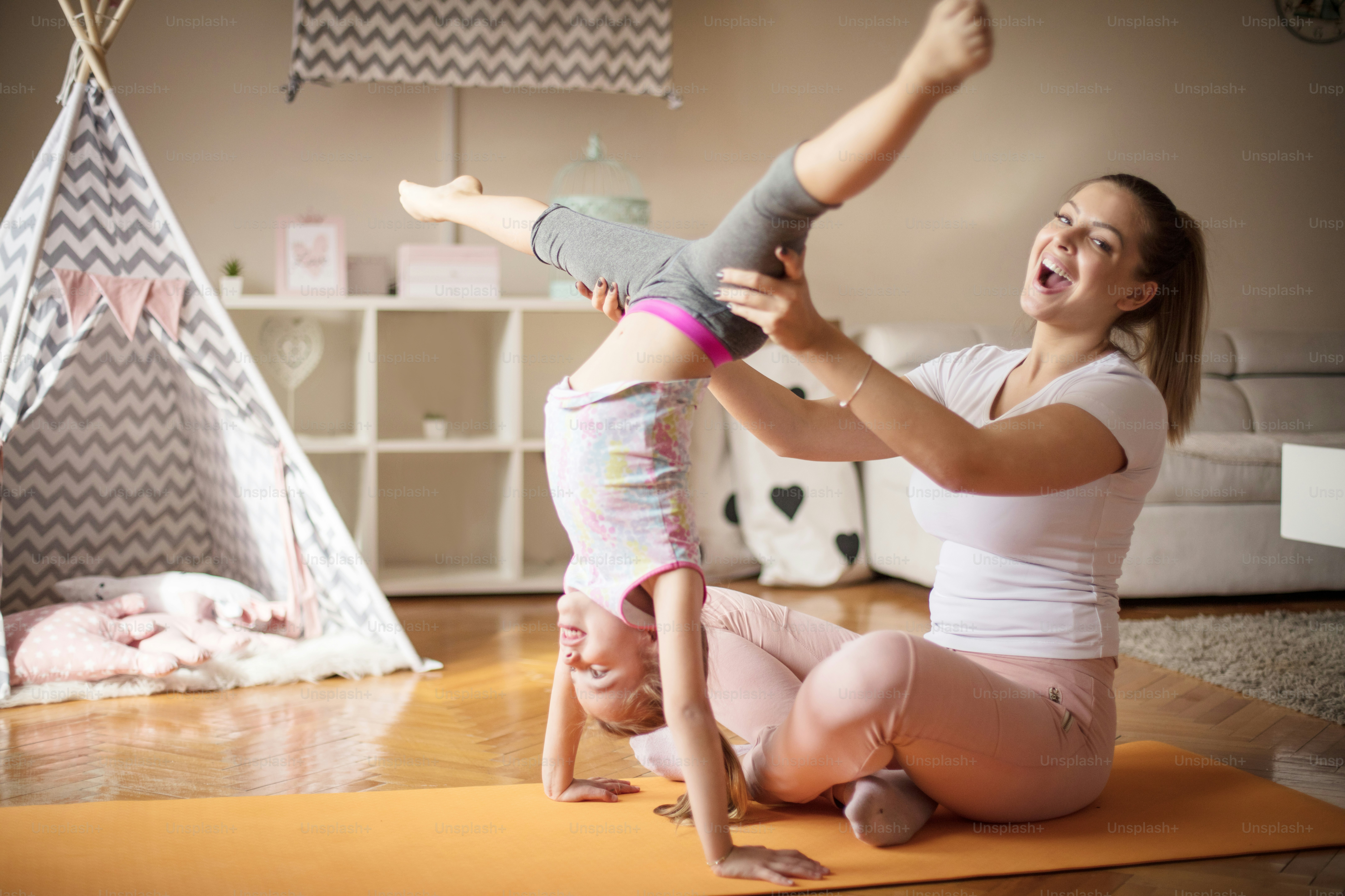 È perfetta nei suoi esercizi. Esercizio di lavoro madre e figlia.