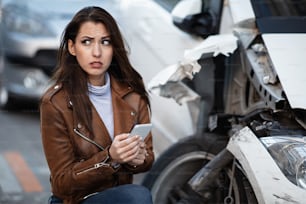 Terrorizzato dall'uso del telefono cellulare e dalla chiamata al servizio di emergenza dopo un incidente d'auto in città.