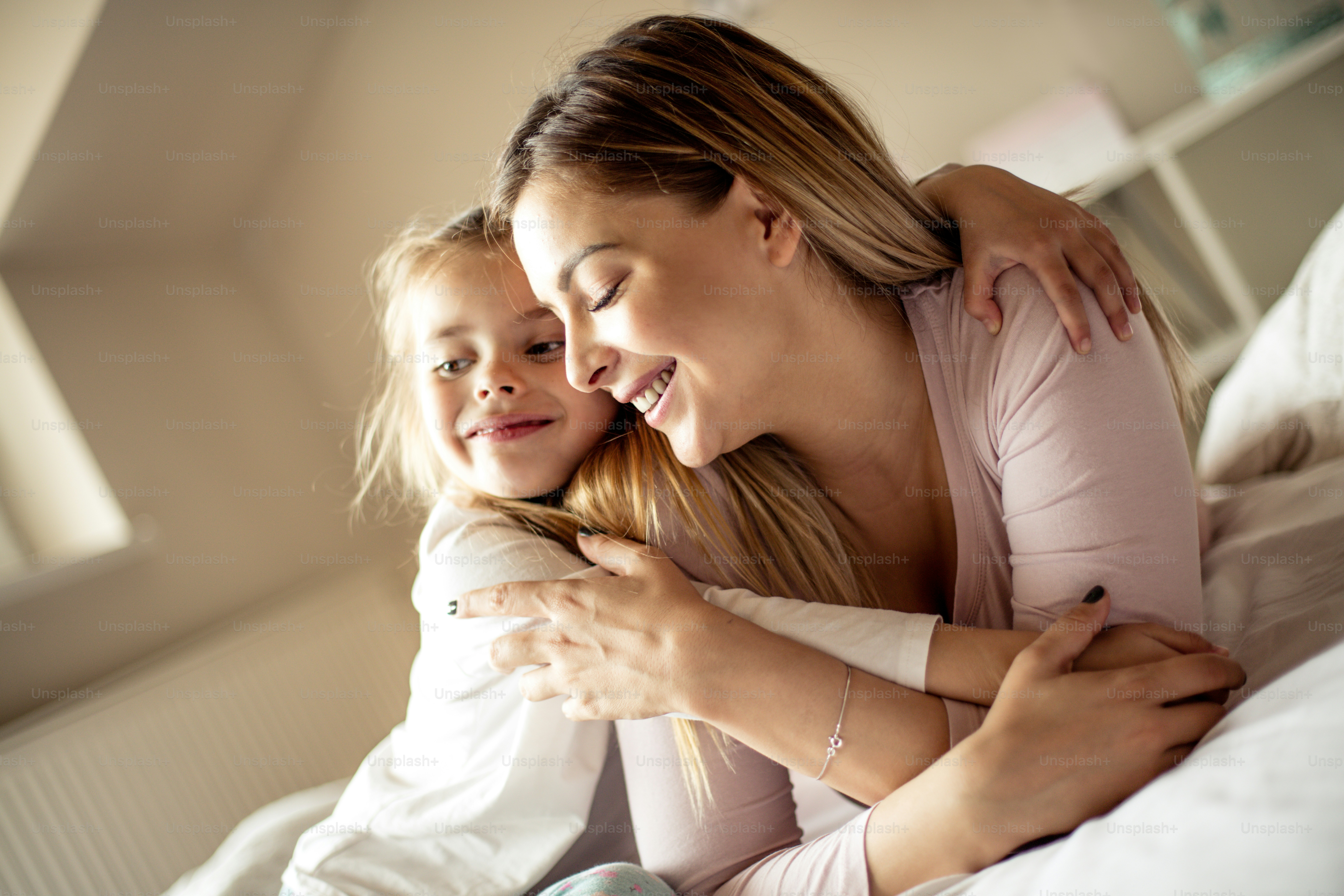 Foto zum Thema Zart. Mutter Tochter im Bett. – Bild zu Serbien auf Unsplash