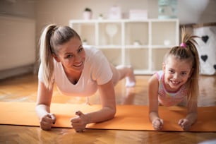 Juntos es más fuerte. Madre e hija trabajando ejercicio.