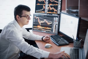 Börsenmakler im Hemd arbeitet in einem Überwachungsraum mit Bildschirmen. Börsenhandel Forex Finance Grafik Konzept. Geschäftsleute, die Aktien online handeln.