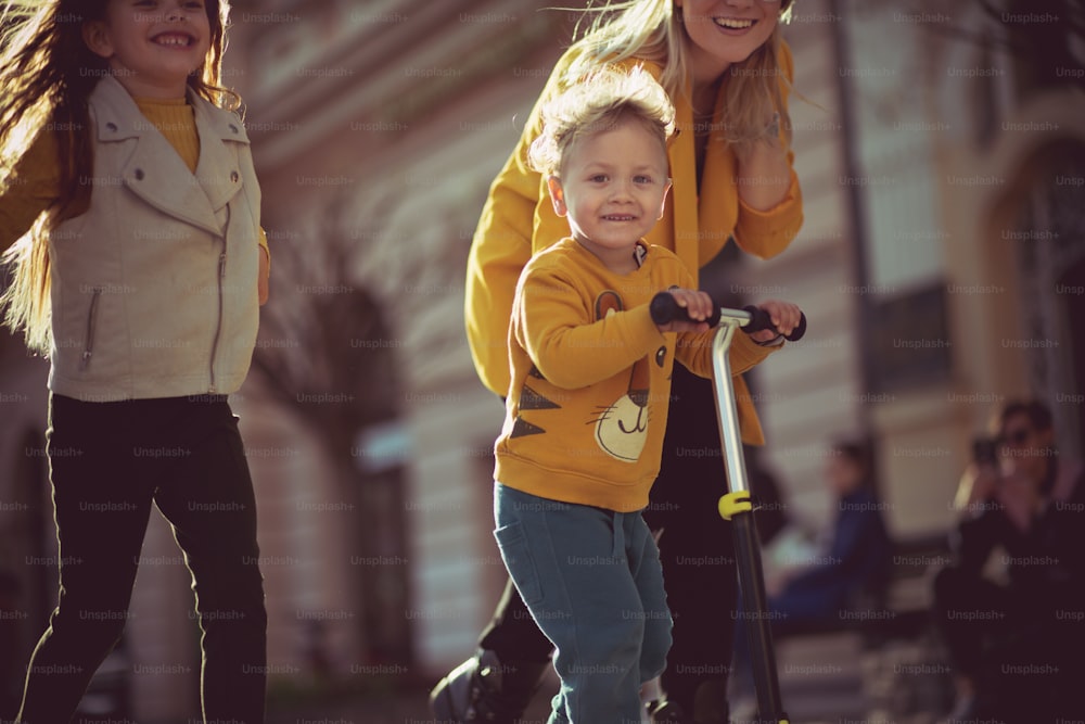 Ich bin ein kleiner Fahrer. Familie in der Stadt.