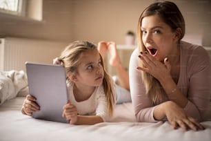 Este é o vídeo é chocante.  Mãe e filha usando tablet digital.