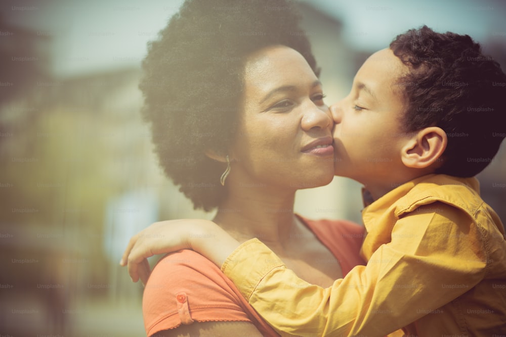 Bisous pour maman. Mère et fils dans le parc.