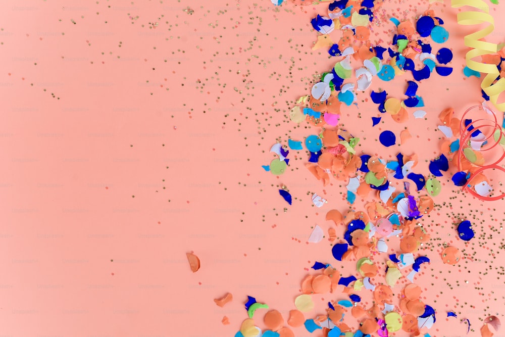 Vue de dessus d’un fond de confettis de fête coloré. Concept de célébration