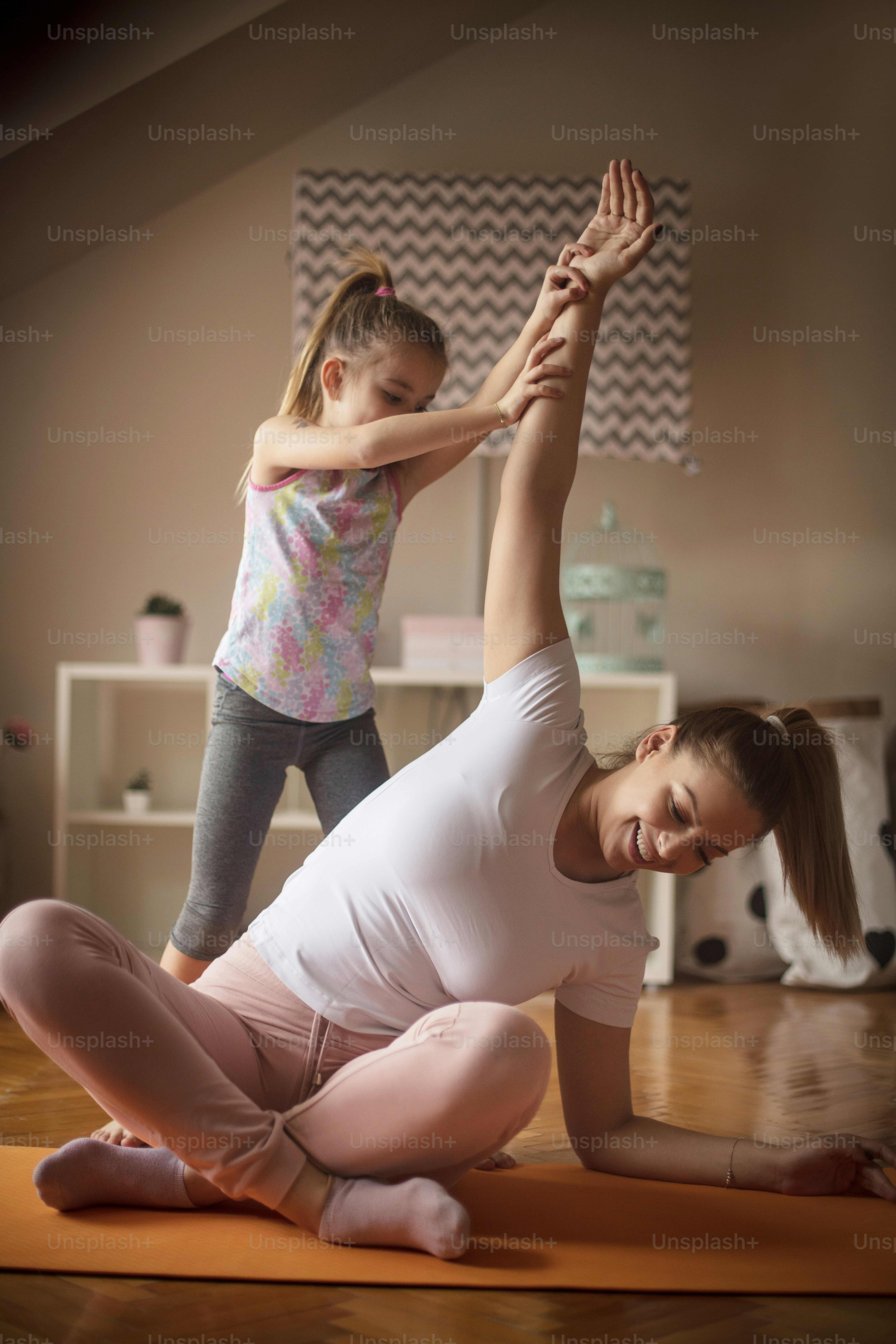 Solo un po' di tempo. Bambina che aiuta la mamma nell'esercizio.