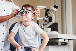 Now tell me how it looks. Child sitting in the doctor's cabinet and have tested his visual acuity.