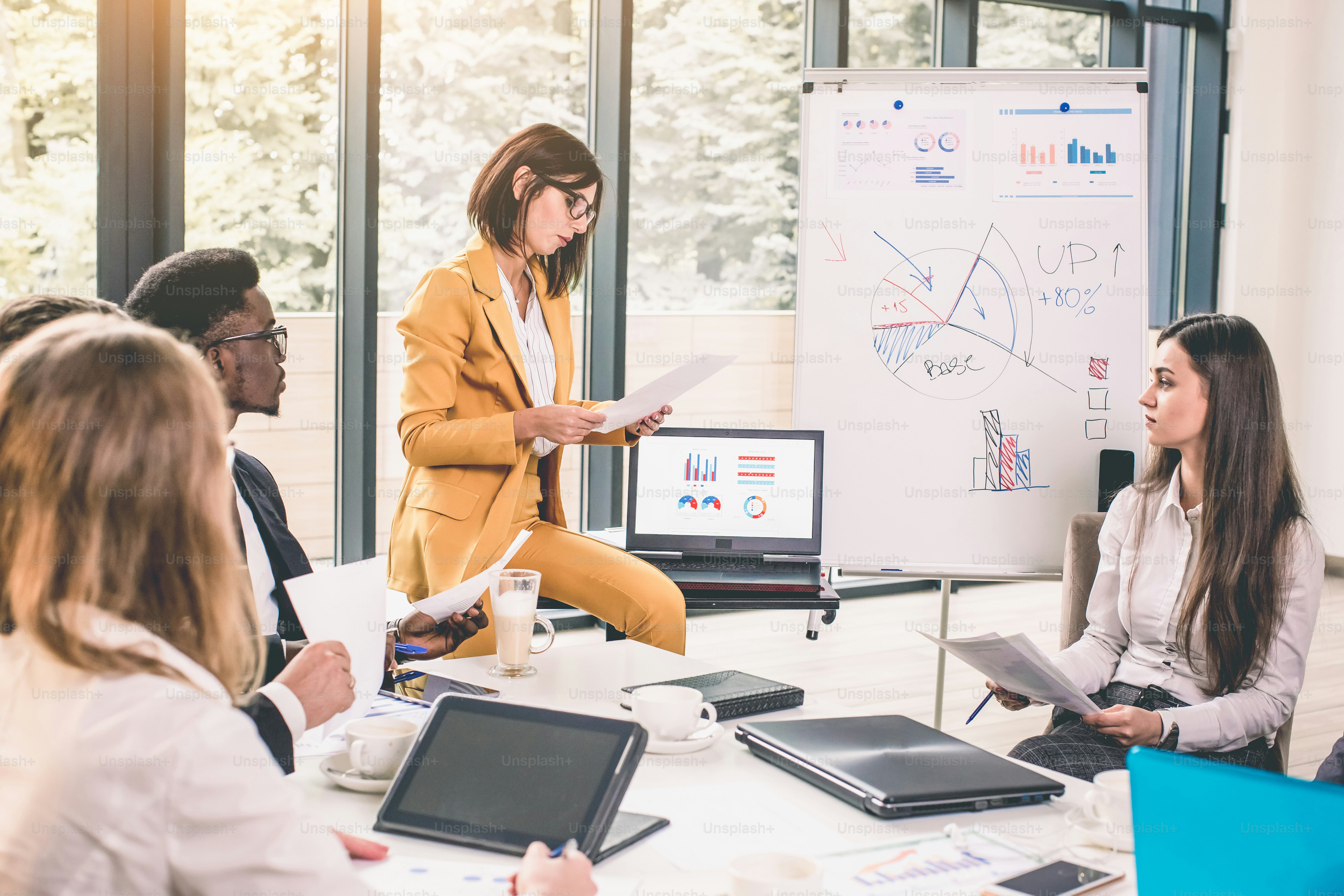 Une femme d’affaires s’adresse à une réunion autour de la table du conseil d’administration