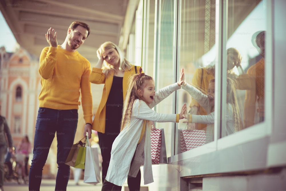 Por favor, cómprame este vestido. Compras familiares en la ciudad.