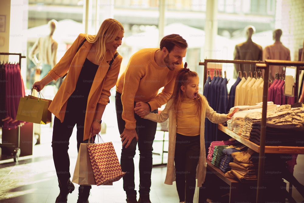 Beau matériel. Famille dans le magasin.