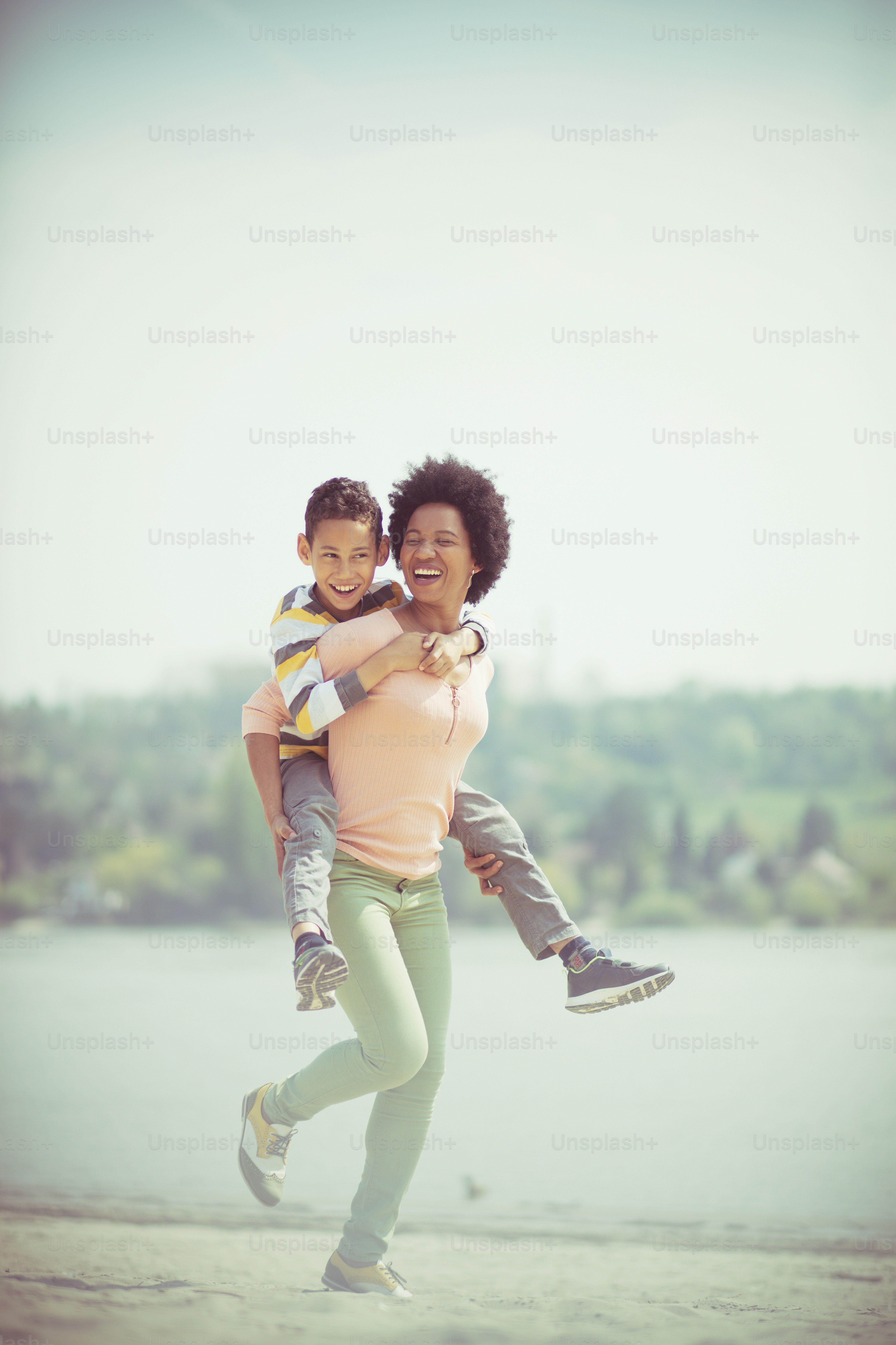 Des vacances parfaites. Mère et fils sur la plage. photo – Serbie Photo ...