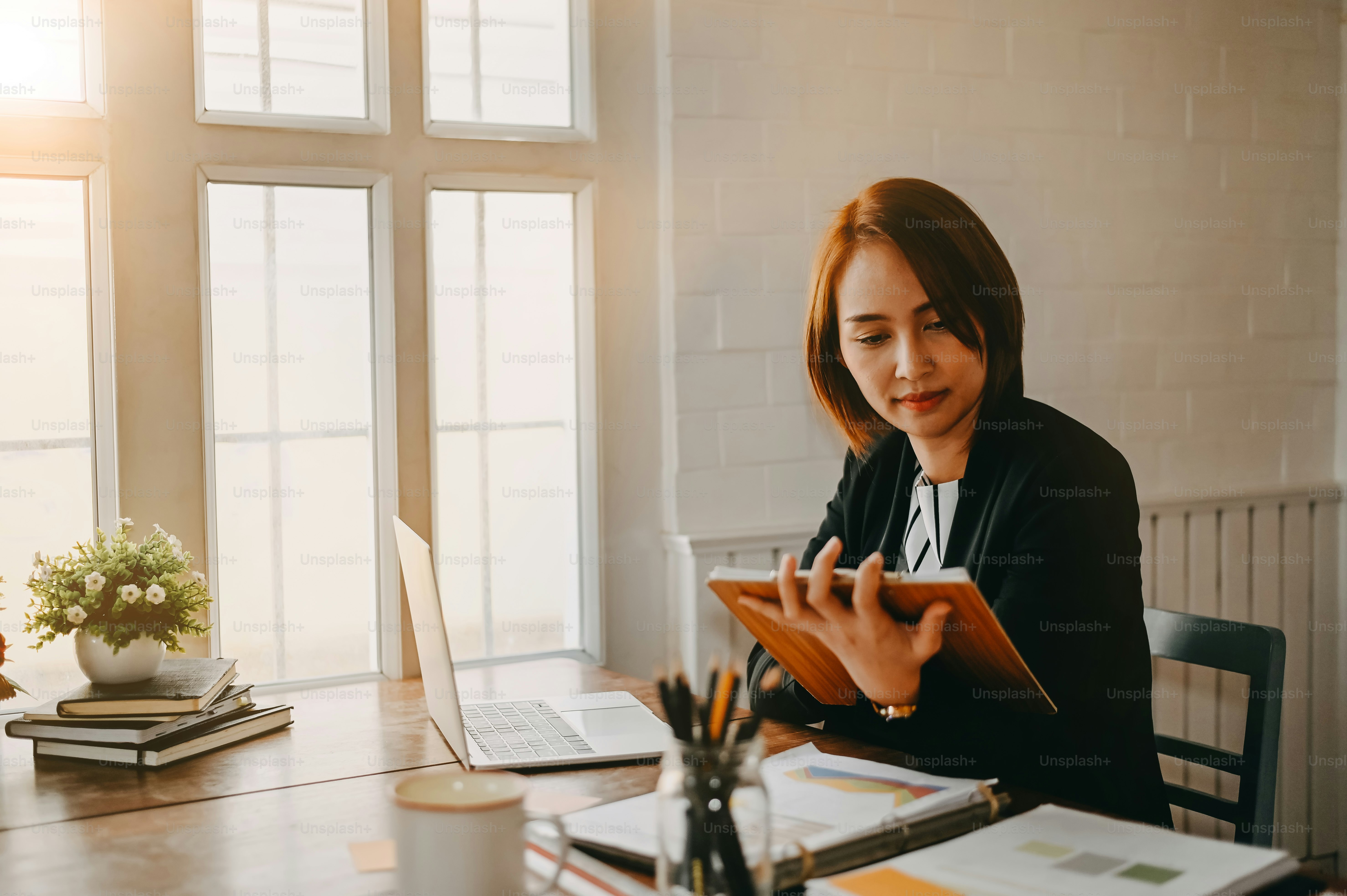Liste de contrôle des femmes d’affaires à bord et travaillant au bureau.
