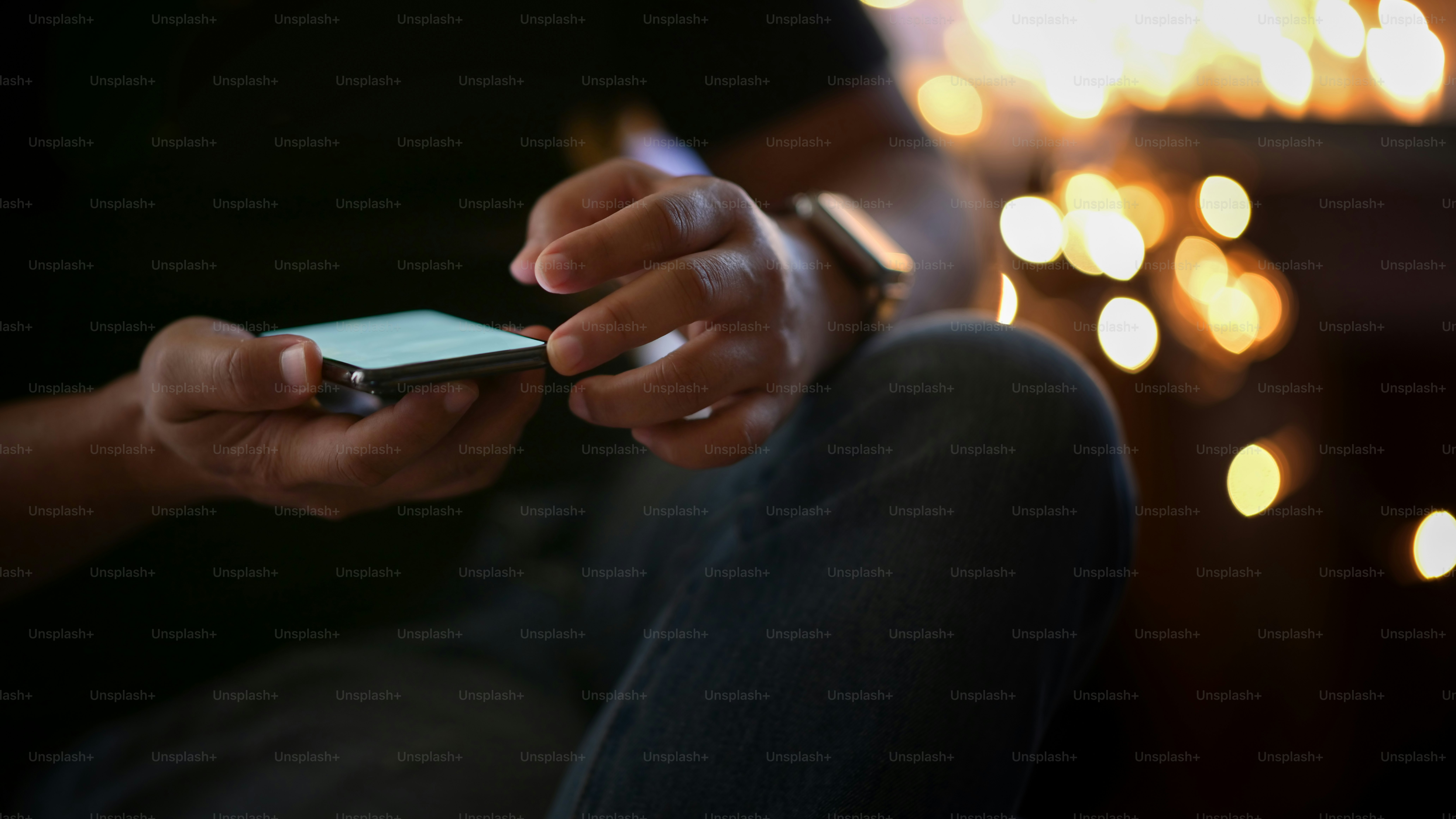 Cropped shot man mit Handy bei Walk Street Night.