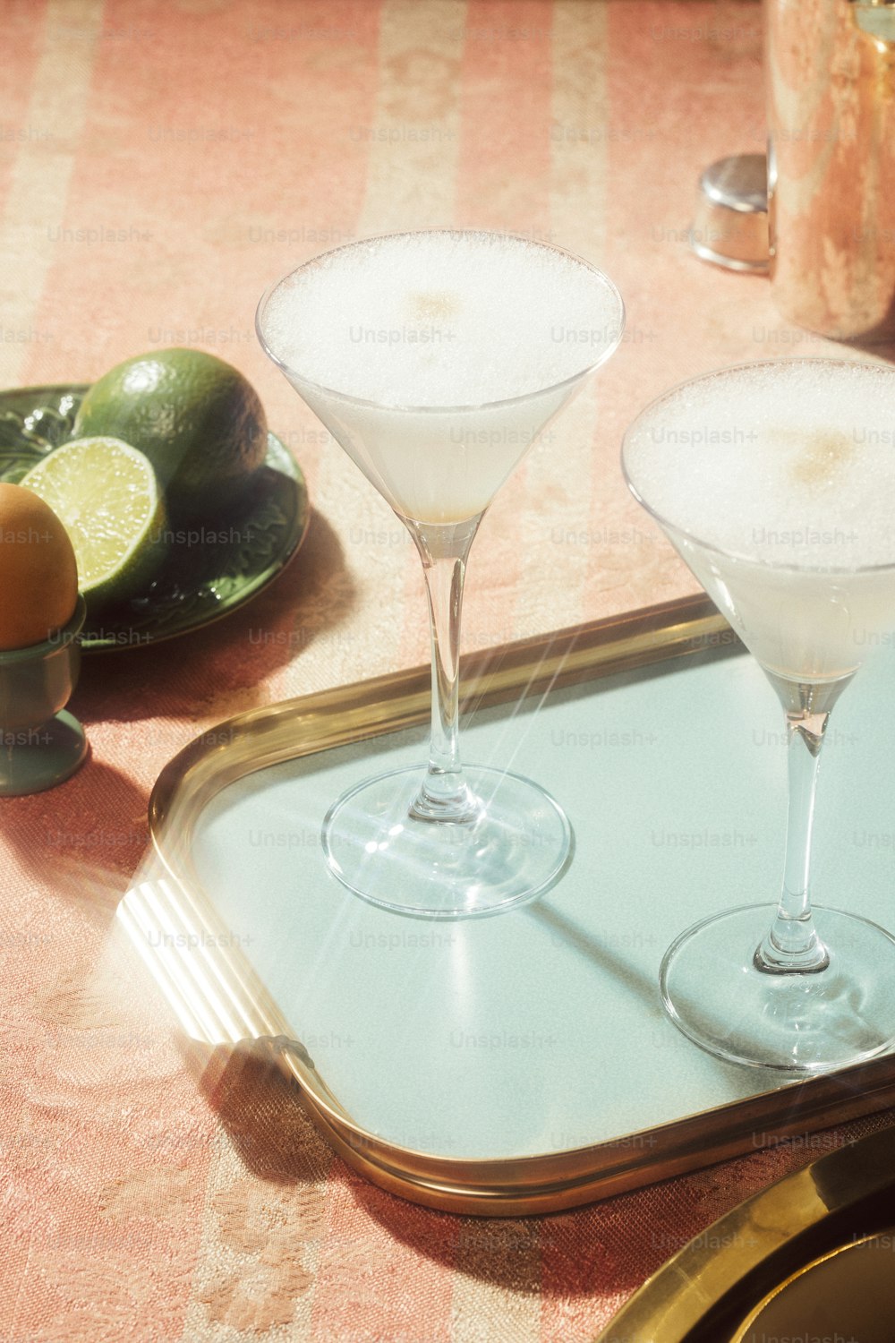 Pisco Sour, un cocktail con Pisco, succo di lime o limone, albume d'uovo e amargo chungo o angostura, in stile contemporaneo di lusso.