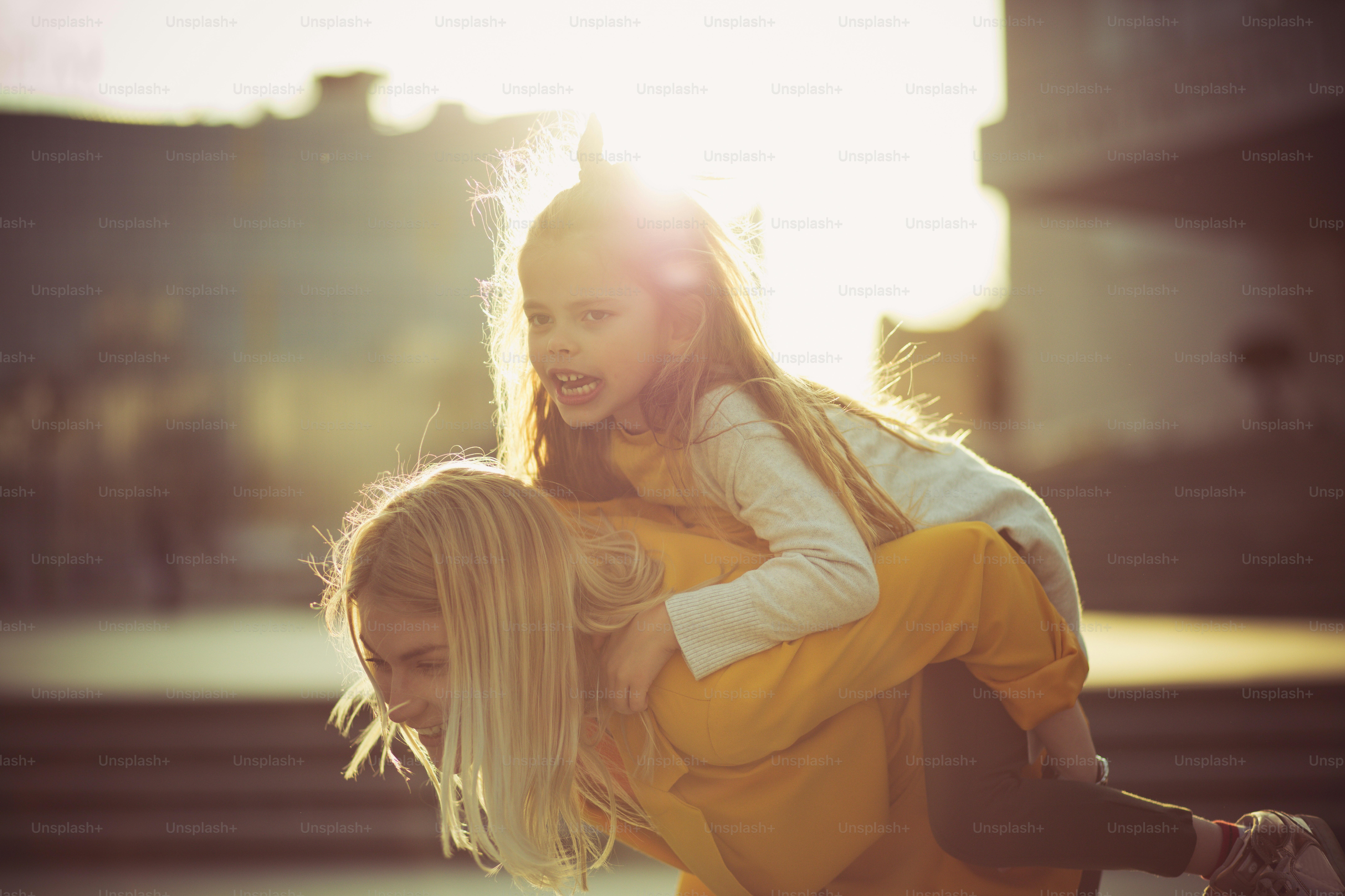 Kebahagiaan adalah bermain dengan putri Anda. Ibu dan anak perempuan di kota.