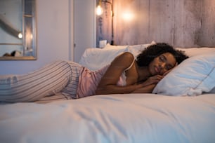 ベッドに横たわっている美しい黒人女性