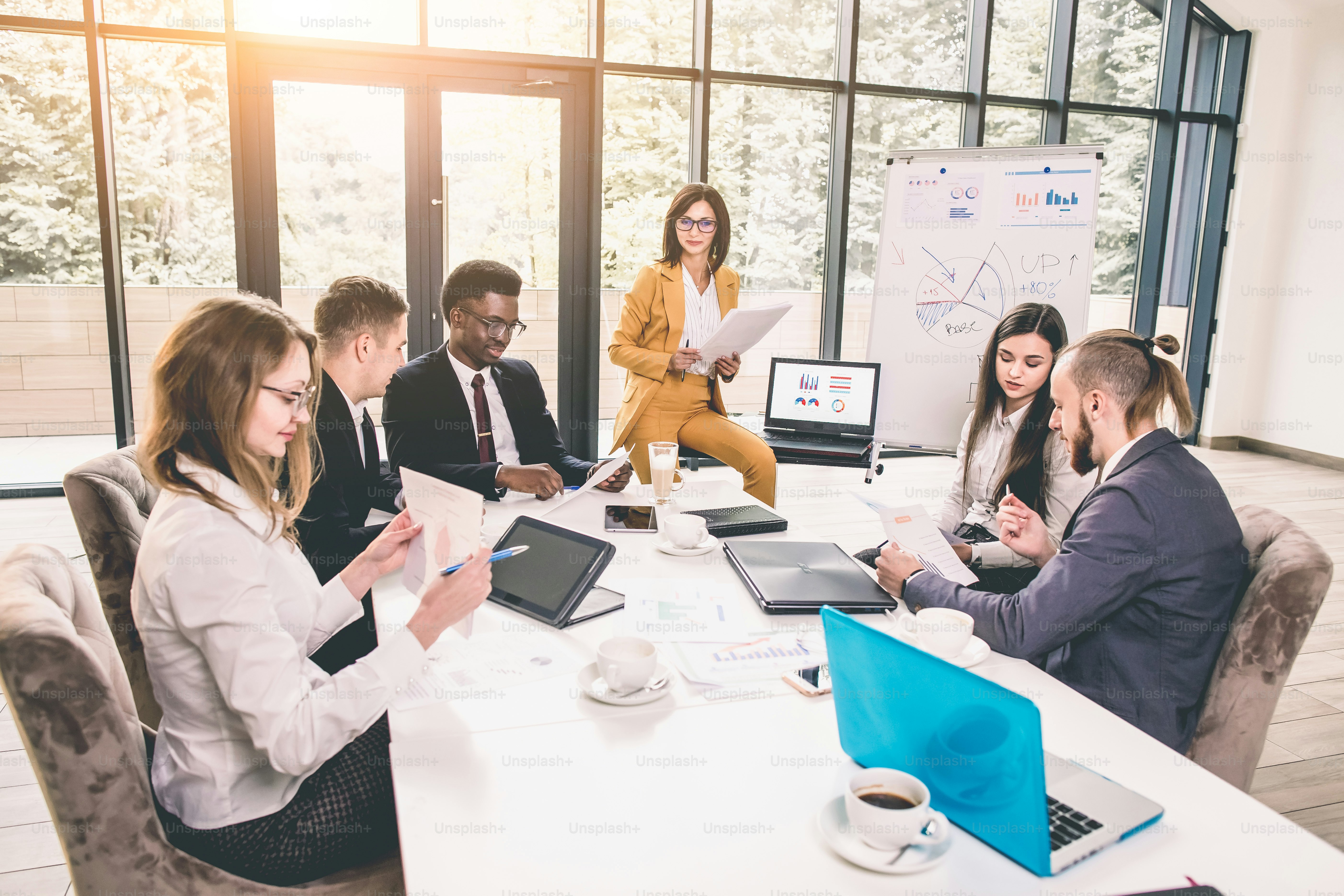 groupe multiethnique de jeunes gens d’affaires à la recherche heureux tout en célébrant le succès sur leur lieu de travail dans un bureau de démarrage