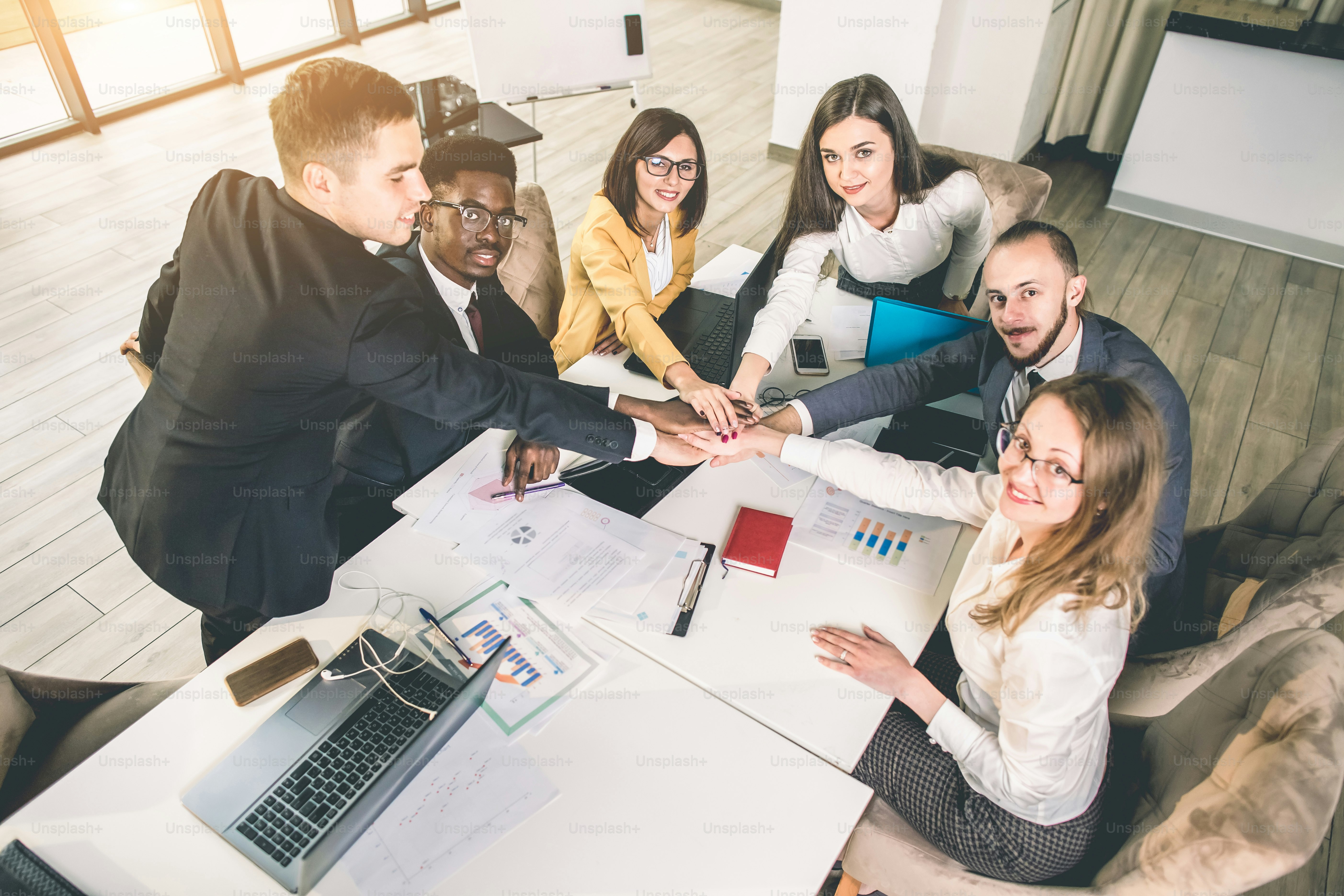 Vue rapprochée de dessus de jeunes gens d’affaires joignant leurs mains. Pile de mains. Concept d’unité et de travail d’équipe.