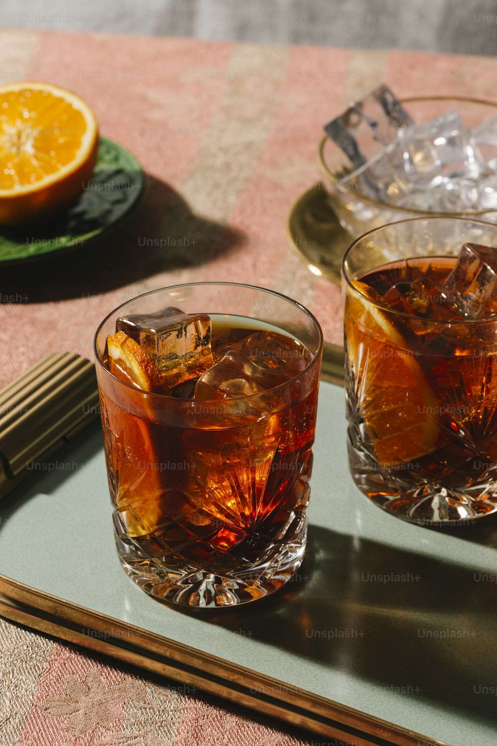 Negroni, Iba 칵테일, 1/3 진, 1/3 쓴맛, 1/3 베르무트, 럭셔리 팝 스타일, 풍부하고 다채로운.